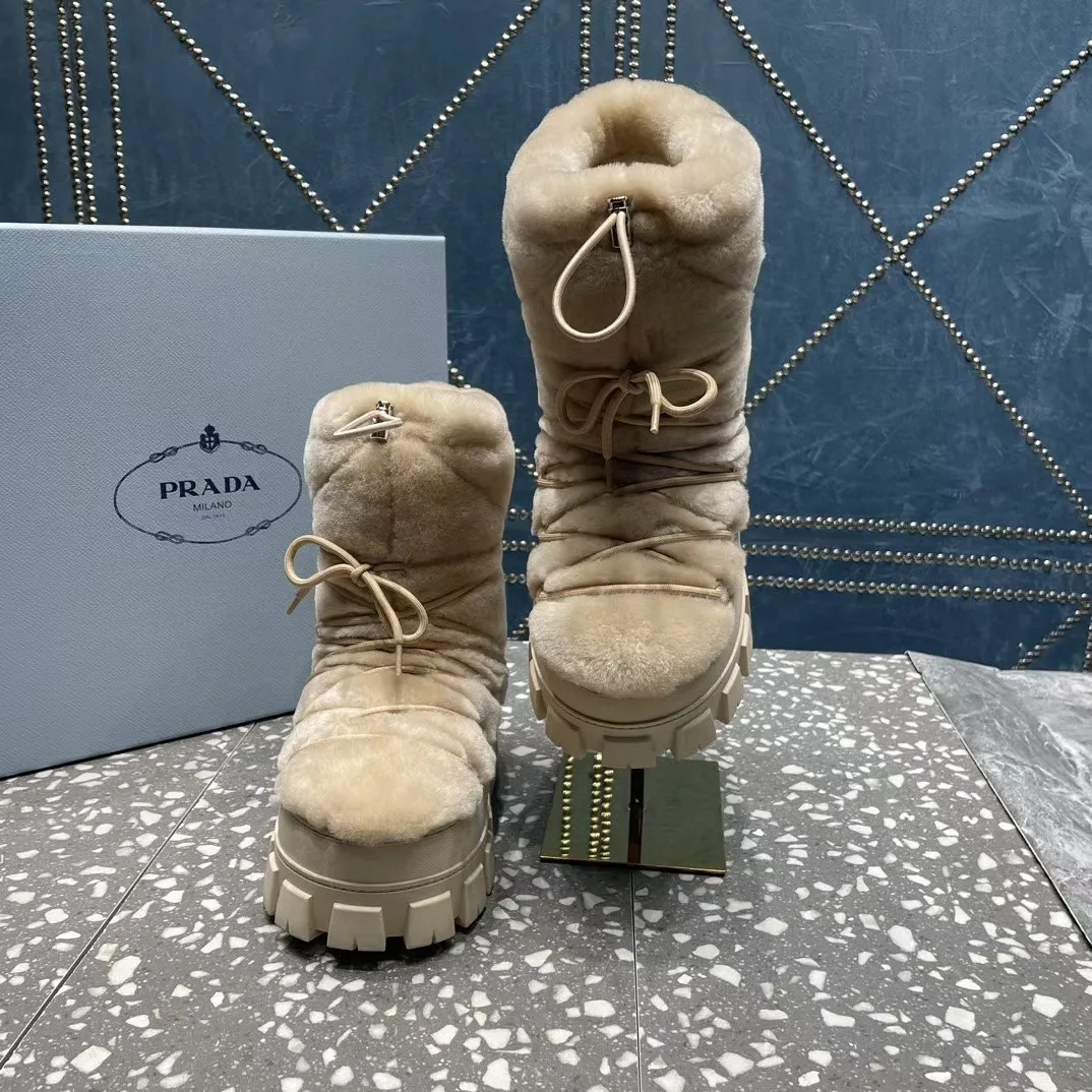 👟👟Ex-factory price 700👟👟 The highest version on the market, Prada's king style, snow boots, ski boots, chubby, so cute and cute →_→ From the Prada limited series, unique. Shiny nylon Oblique upper with criss-cross straps for an ideal fit. The boots are made of technical fabric and have a short-cut version. They can be worn in the city or in the mountains. They make the calves slimmer, taller, warmer and have a concave shape. The boots and soles use the original waterproof effect. The size is 35-40. 41Customized